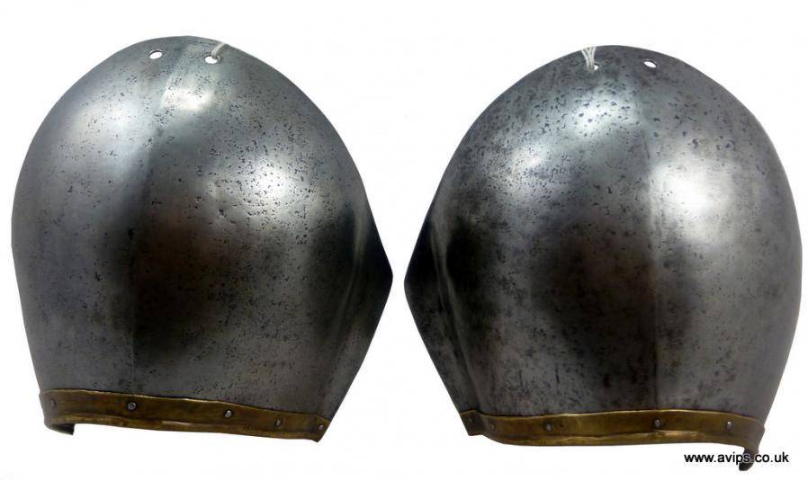 A MAGNIFICENT PAIR OF ITALIAN SPAULDERS IN THE STYLE OF 1380
