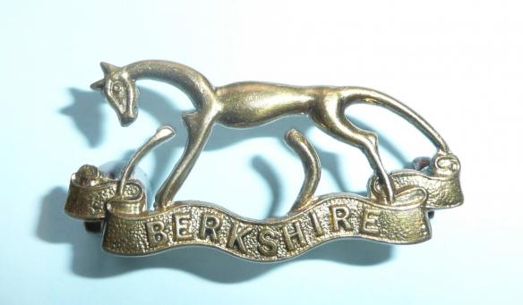 Berkshire Yeomanry Small Gilding Metal Brass Collar / Beret Badge