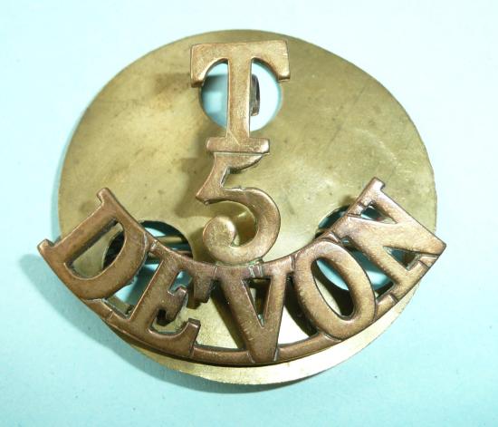 T / 5 / Devon Regiment One Piece Brass Shoulder Title