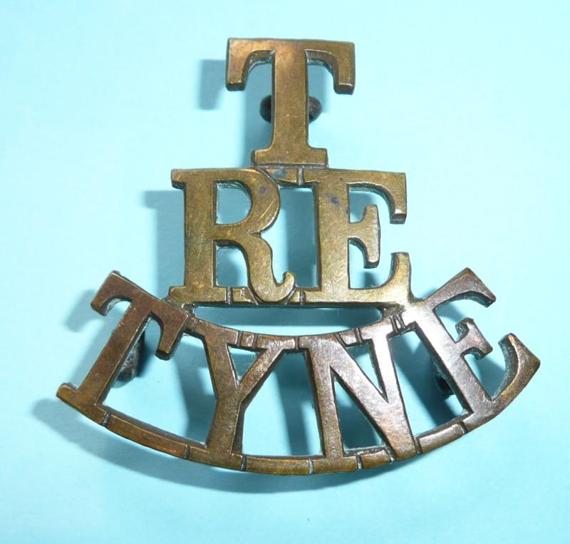 T/ RE / Tyne (Electrical Engineers) - Royal Engineers Territorial Force One piece brass shoulder title