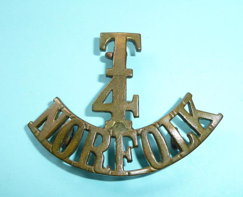 T/4/ Norfolk (Royal Norfolk Regiment) Territorial Brass One Piece Shoulder Title