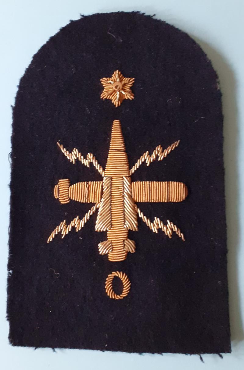 British Royal Navy Rating No 1 Dress Gold Bullion Wire Embroidered Arm Trade Badge - Leading Weapons Engineering Mechanic (Ordnance) Rating