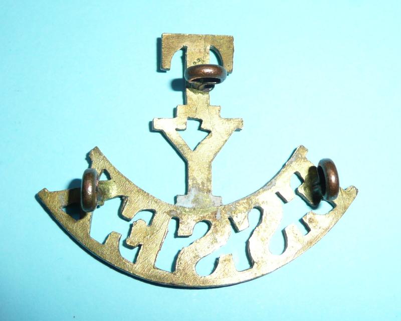 T / Y / Essex (The Essex Yeomanry) One Piece Brass Shoulder Title - Variant 1