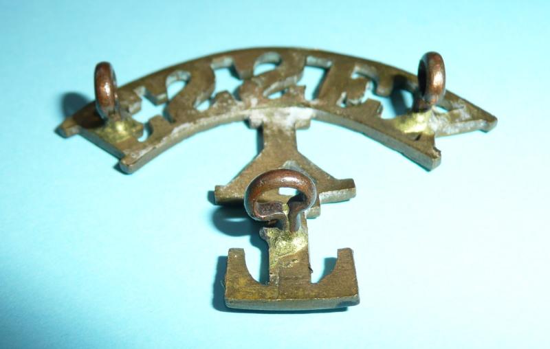 T / Y / Essex (The Essex Yeomanry) One Piece Brass Shoulder Title - Variant 1